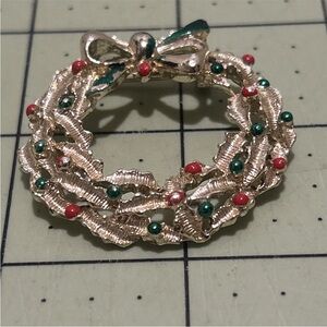 VINTAGE GERRY’S CHRISTMAS WREATH BROOCH Pin Gold Tone Red Green Bow Signed